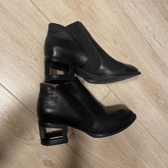 Size 8.5 Women’s Real Leather Ankle Boots - Black - Picture 1 of 5
